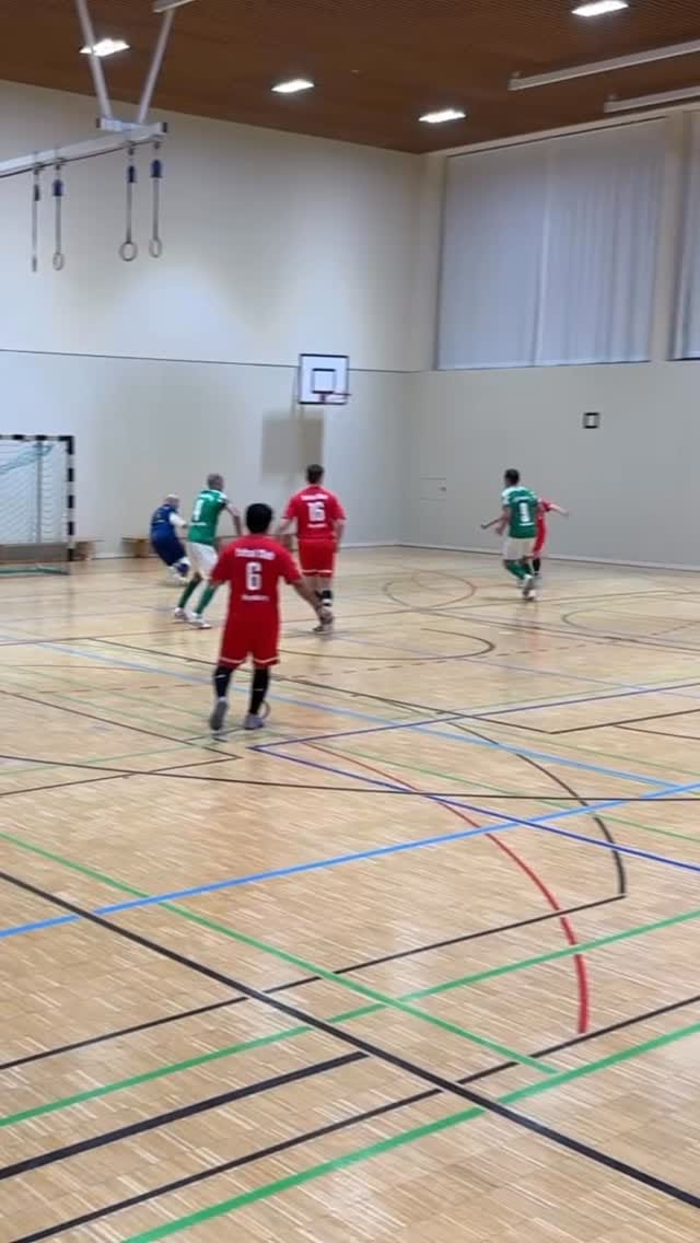 Nachgesetzt! ⚽️🙌🏼

Im zweiten Anlauf trifft unser Nachwuchsspieler @alireza.ebrahimi_.pk und besorgt so sein erstes Saisontor. Weiter so Ali!

#futsal #futsalheritage #futsalgermany #bayernliga
