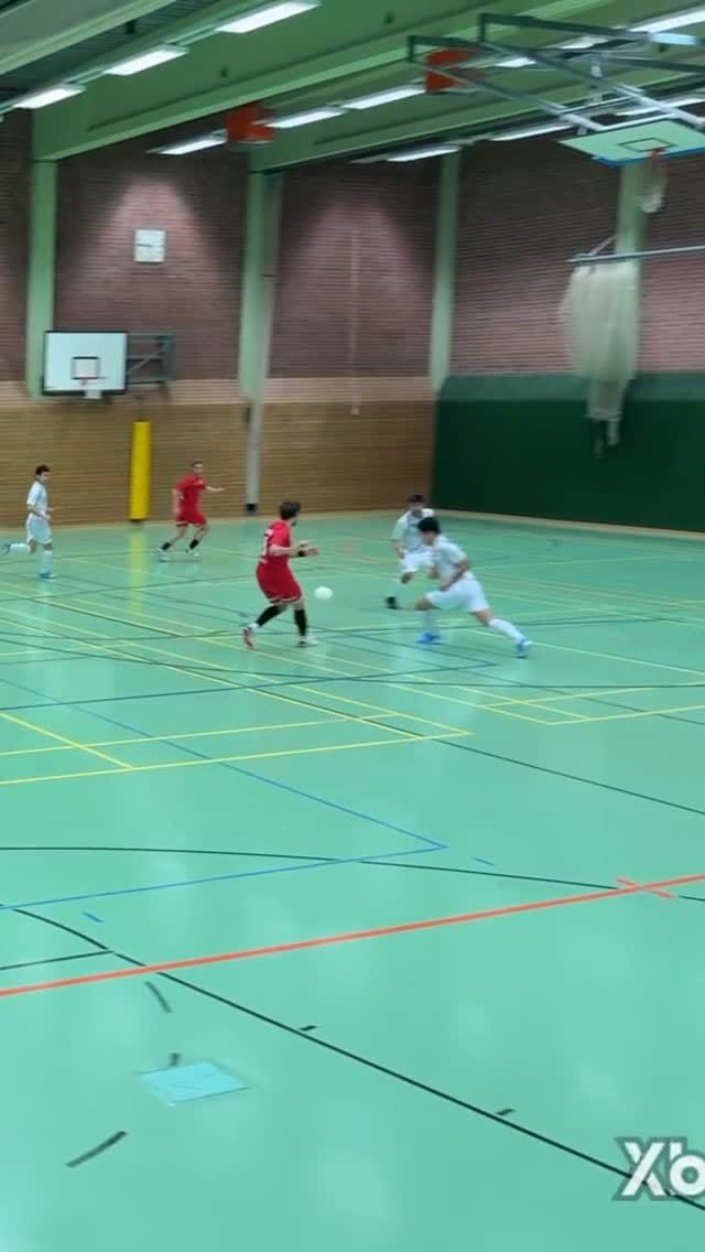 Im Futsal kann’s so schnell gehen!

Gerade noch von Torwart gerettet, spielen wir uns hier in 5 Stationen mit allen Feldspielern zu einem sehenswerten Team-Tor.

#futsal #futsalheritage #futsalgermany #bayernliga #fcr #futsallebt #futsalclub #wirliebenfutsal #matchday #regensburg