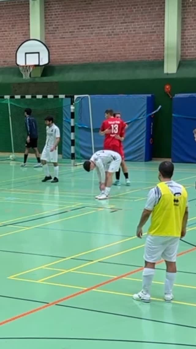 Der erste Treffer vom Wochenende 🔥

Erst der Ballgewinn, dann schnell umschalten, den Gegner zum Tanz auffordern und mit sattem Schuss abschließen. This is Futsal 🫶🏼

#futsal #futsalheritage #futsalgermany #bayernliga #fcr